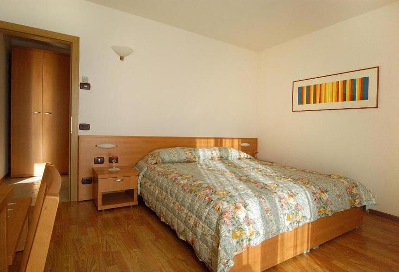 اتاق استاندارد سه نفره, Karinhall