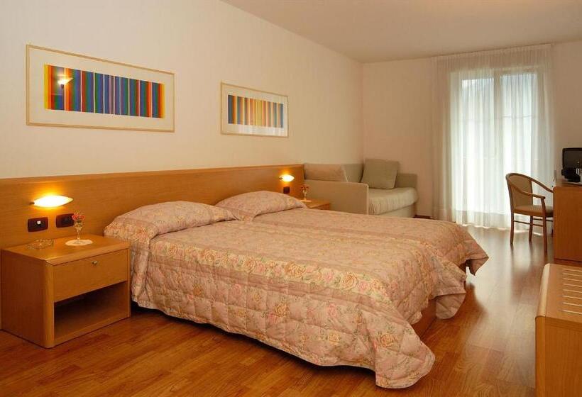 اتاق استاندارد چهارنفره با چشمانداز باغ, Karinhall