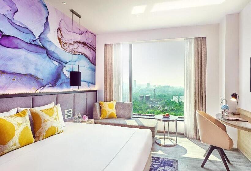 Deluxe Zimmer Kingsize Bett, Vivanta Navi Mumbai Turbhe