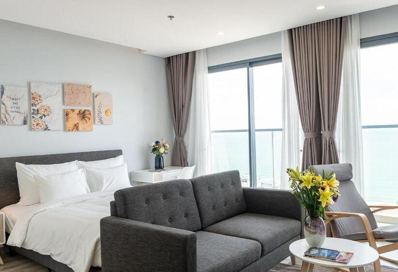 اتاق لوکس با بالکن و چشم‌انداز دریا, Marina Suites Apartment
