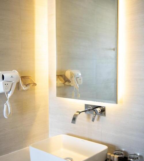 اتاق لوکس با بالکن و چشم‌انداز دریا, Marina Suites Apartment