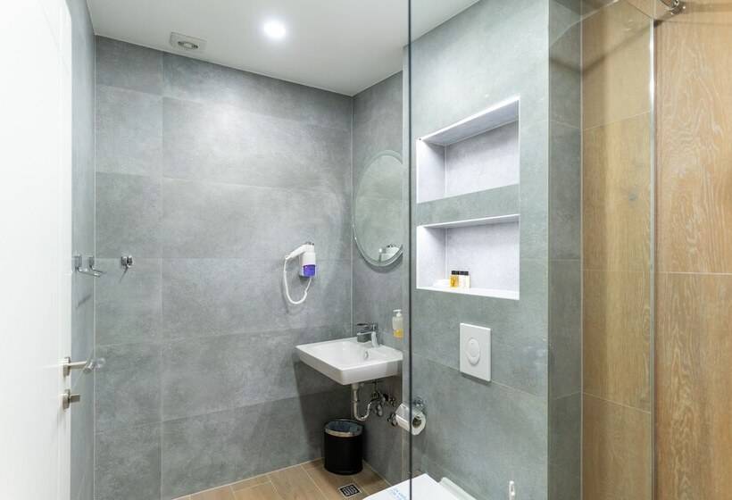 استودیوی لوکس, Ornament Hotel And Apartments