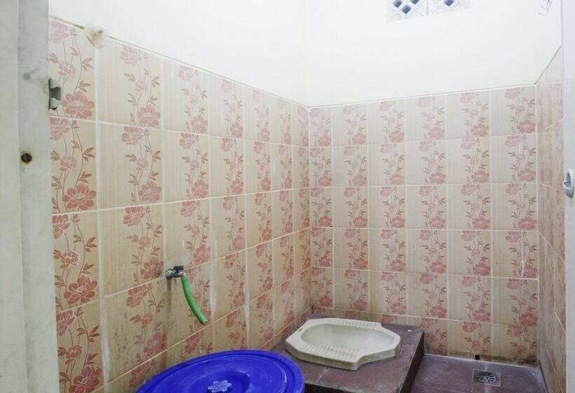Номер Economy, Spot On 91606 Nadin Guest House