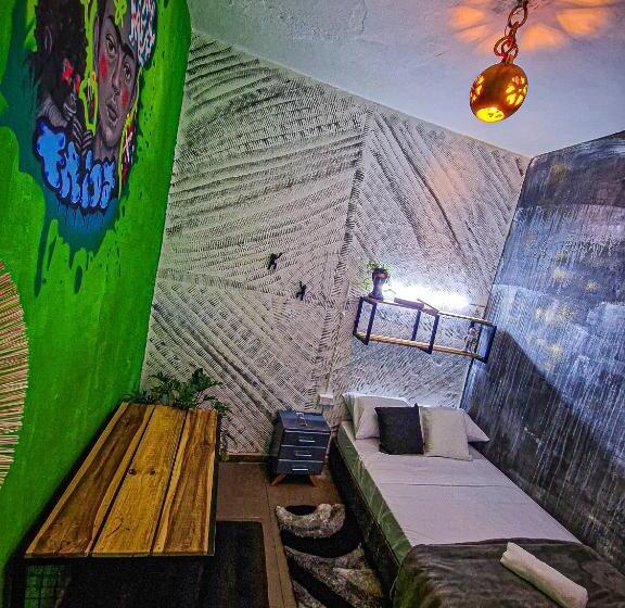 标准间, Urban Hostal Bar