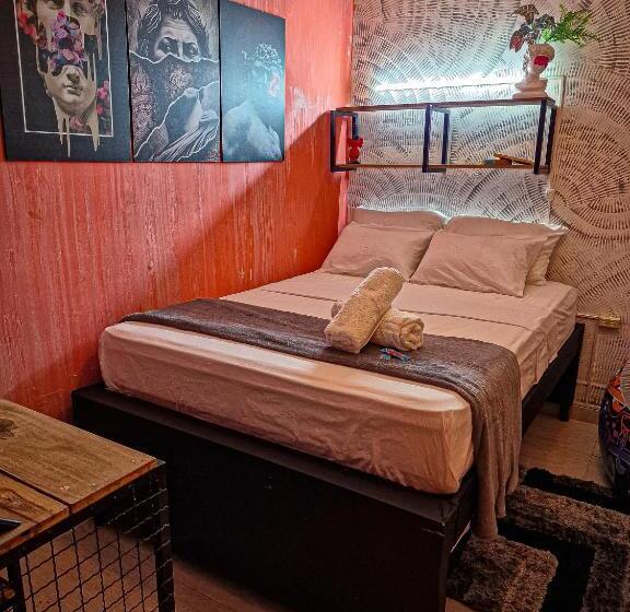 标准三人间, Urban Hostal Bar