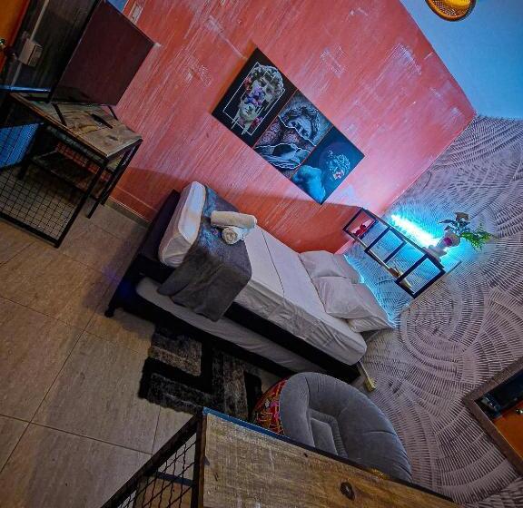标准三人间, Urban Hostal Bar