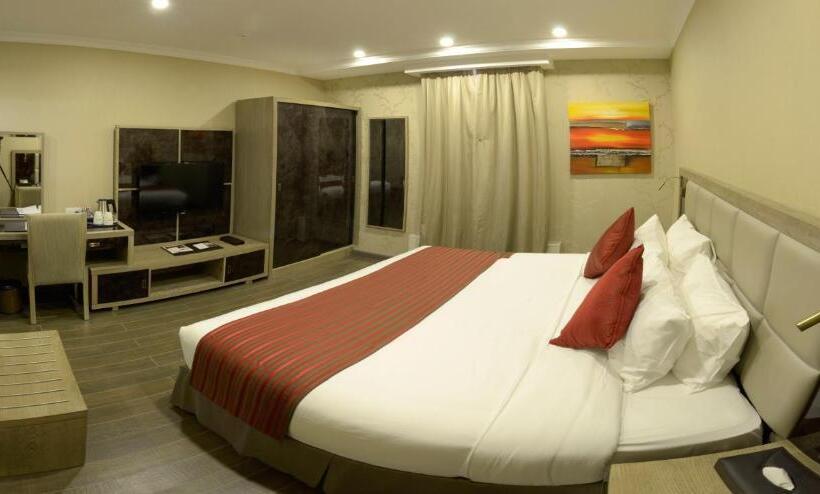 带大床的豪华间, Ramada By Wyndham Bishkek Centre