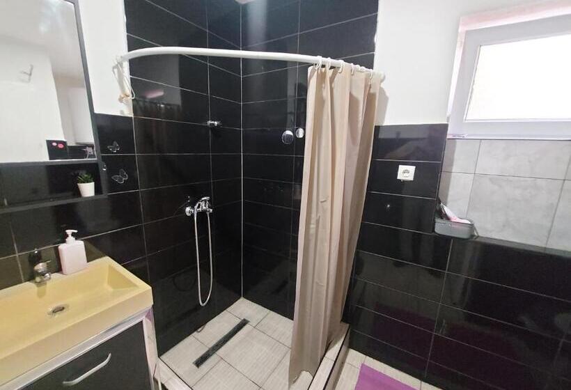 اتاق لوکس, Pandora S Place