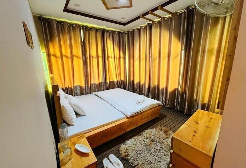 اتاق لوکس, Hikk Inn