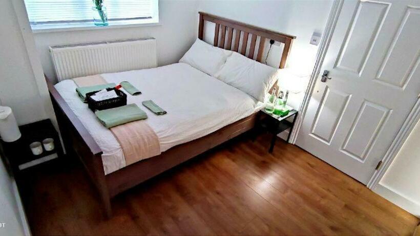 غرفة قياسية حمام مشترك, Birds Nest Residency