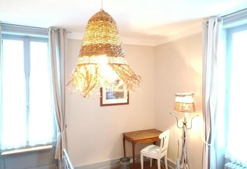 Четырехместный Номер Стандарт Вид на Сад, Château D Arfeuilles Chambres Et Tables D Hôtes
