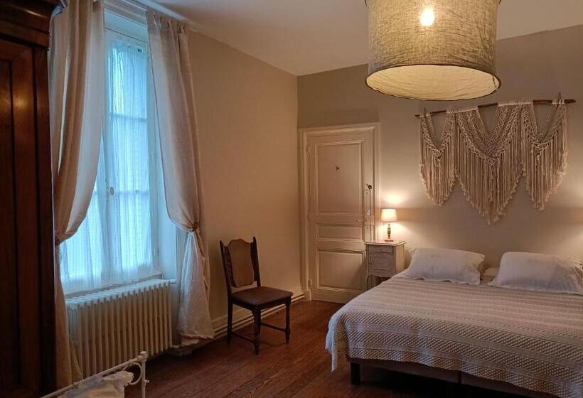 Четырехместный Номер Стандарт Вид на Сад, Château D Arfeuilles Chambres Et Tables D Hôtes