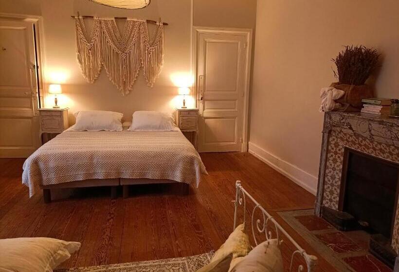 Четырехместный Номер Стандарт Вид на Сад, Château D Arfeuilles Chambres Et Tables D Hôtes