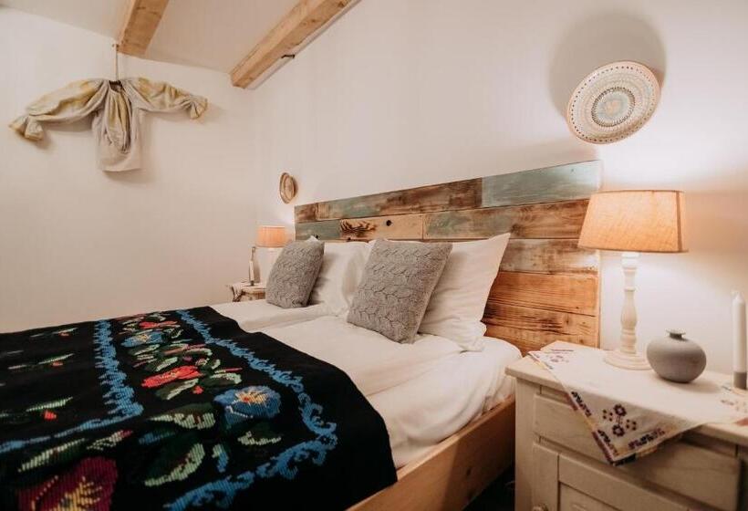 Номер Стандарт, Casa De Sub Munte