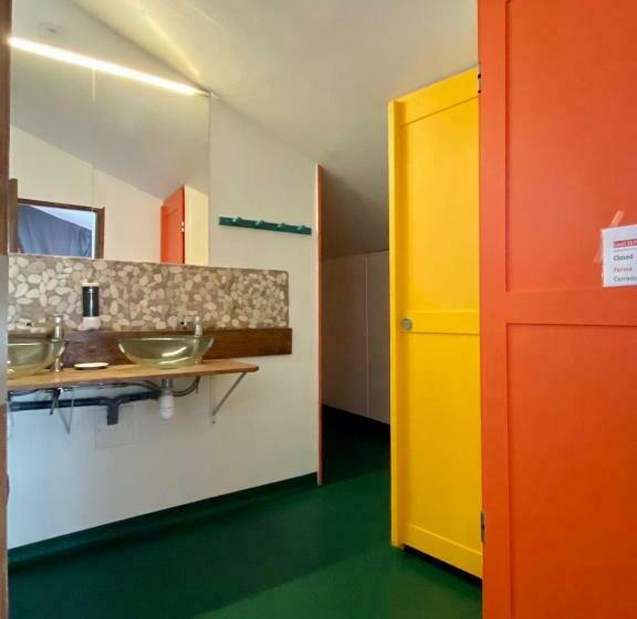 共用房间的床, Gite De La Porte Saint Jacques: A Hostel For Pilgrims