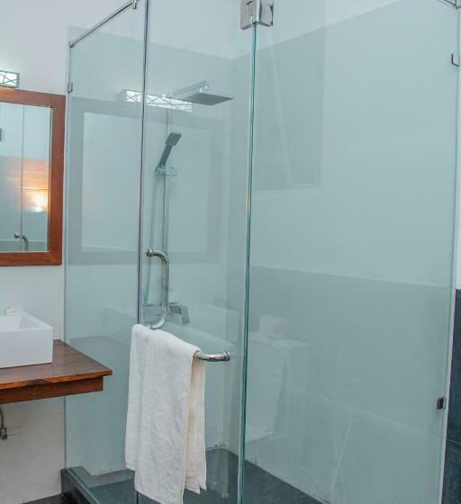 اتاق لوکس با بالکن, Marakolliya Beach Resort