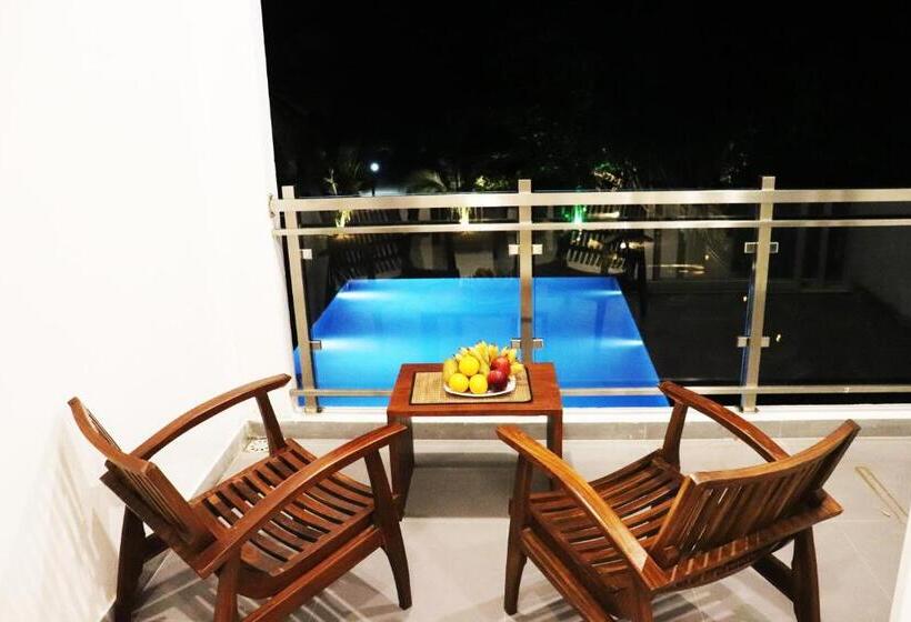 اتاق خانوادگی با چشم‌انداز دریا, Marakolliya Beach Resort