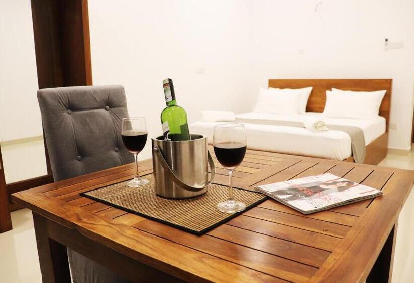 اتاق لوکس با چشم‌انداز دریا, Marakolliya Beach Resort