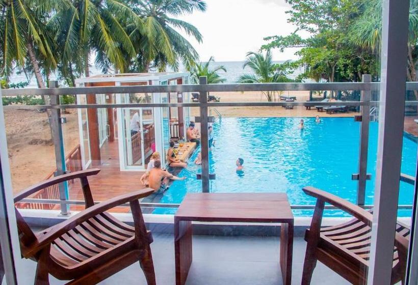 اتاق لوکس با چشم‌انداز دریا, Marakolliya Beach Resort