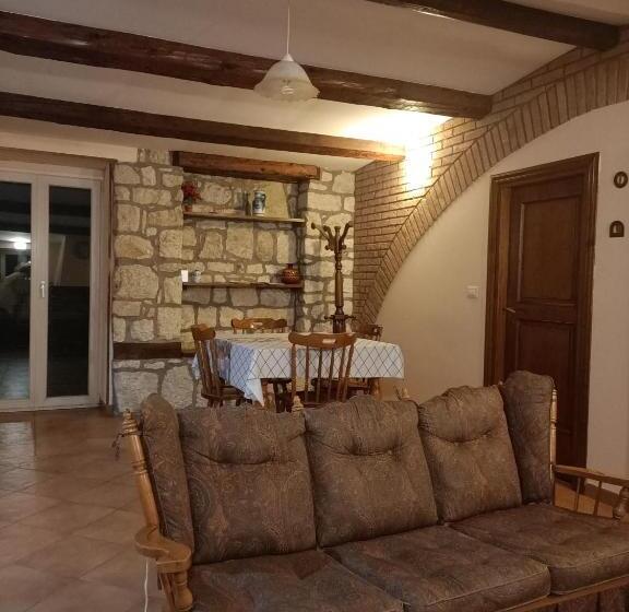 منزل غرفة نوم واحدة, Deattellis House Intero Appartamento