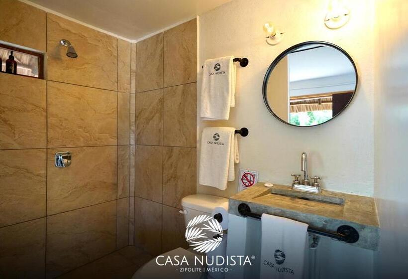 スタンダードバンガロー, Casa Nudista   Lgbt