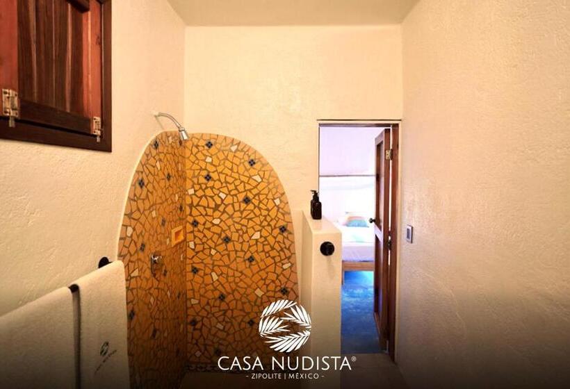スタンダードバンガロー, Casa Nudista   Lgbt