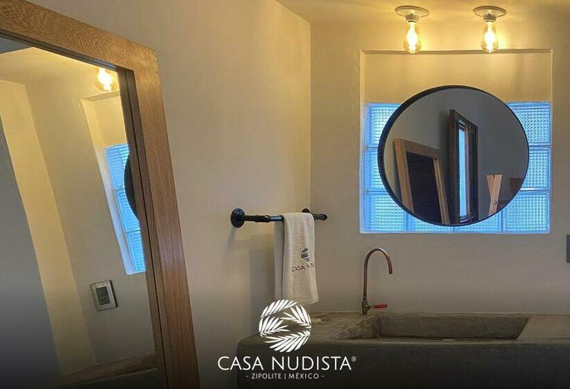 スタンダードバンガロー, Casa Nudista   Lgbt