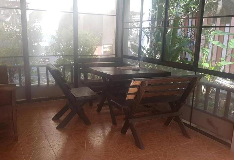 בקתה סטנדרטית, Niracha Chaweng House