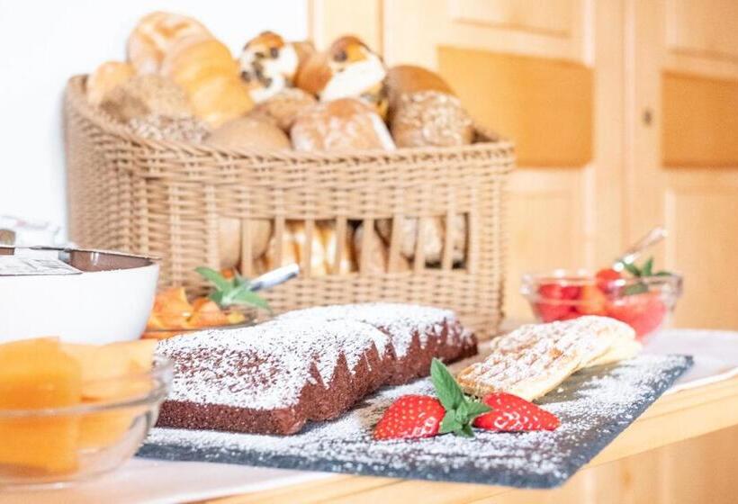 اتاق استاندارد سه تخته با بالکن, Garni Volgger