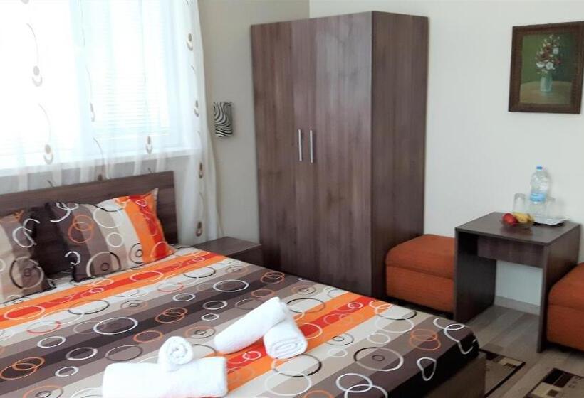 Номер Стандарт с Балконом, Guest House Radoychevi