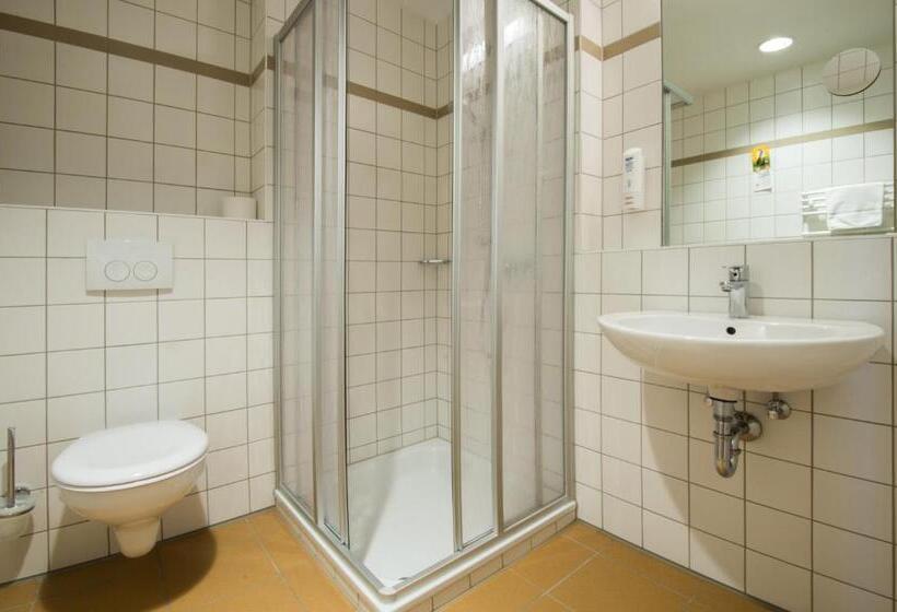 Номер Стандарт Трехместный, Jufa Hotel Im Brückenkopfpark   Jülich
