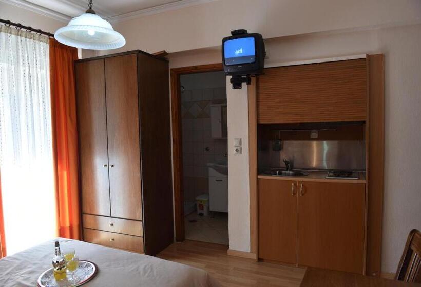 Трехместный Номер Стандарт с Балконом, 40 Platania