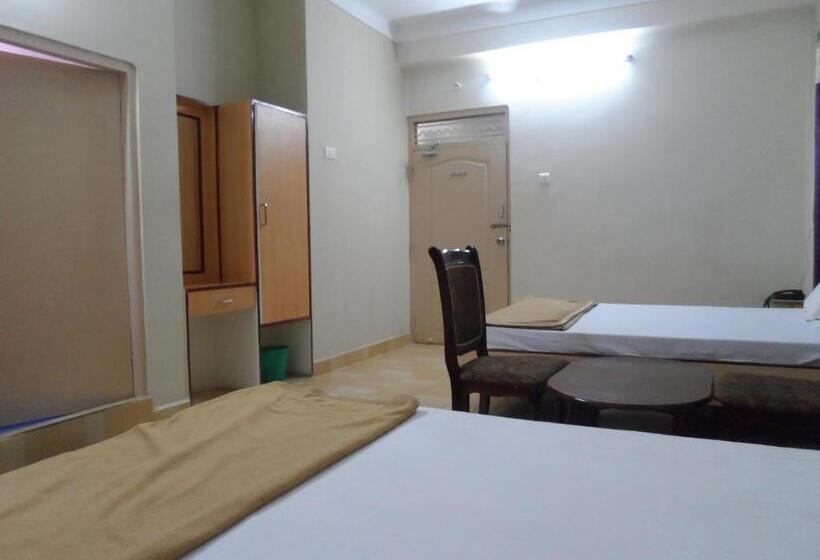 Quarto Triplo Deluxe, Pasuparthy Residency