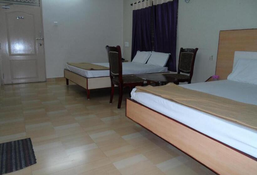 Quarto Triplo Deluxe, Pasuparthy Residency