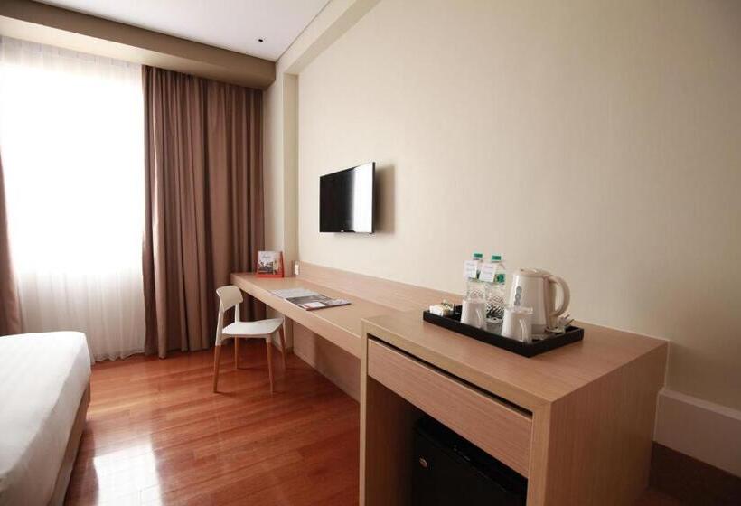 Номер Deluxe, Swissbelinn Airport Jakarta
