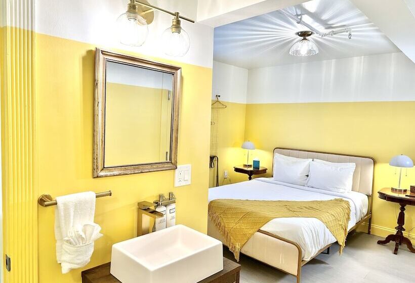 Номер Deluxe, Peninsula Bed & Cocktails