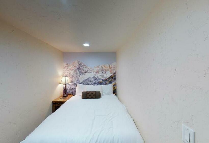 Дом 4 Спальни, Longbranch Condo #301