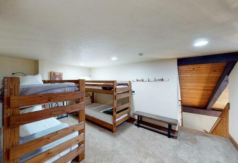 Дом 4 Спальни, Longbranch Condo #301