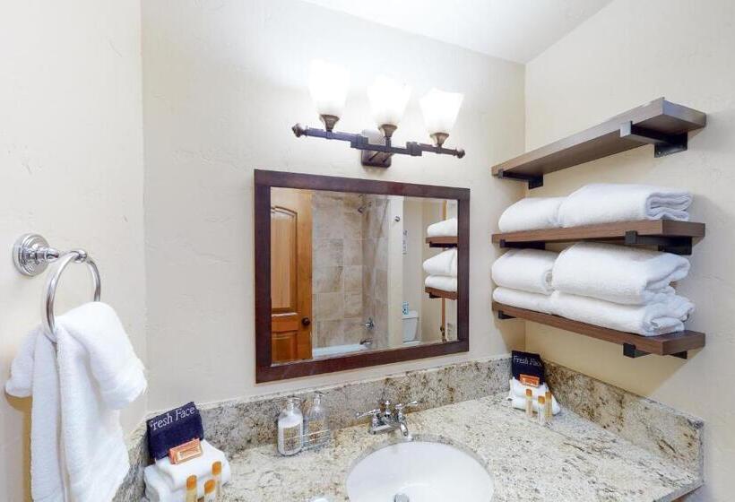 Дом 4 Спальни, Longbranch Condo #301