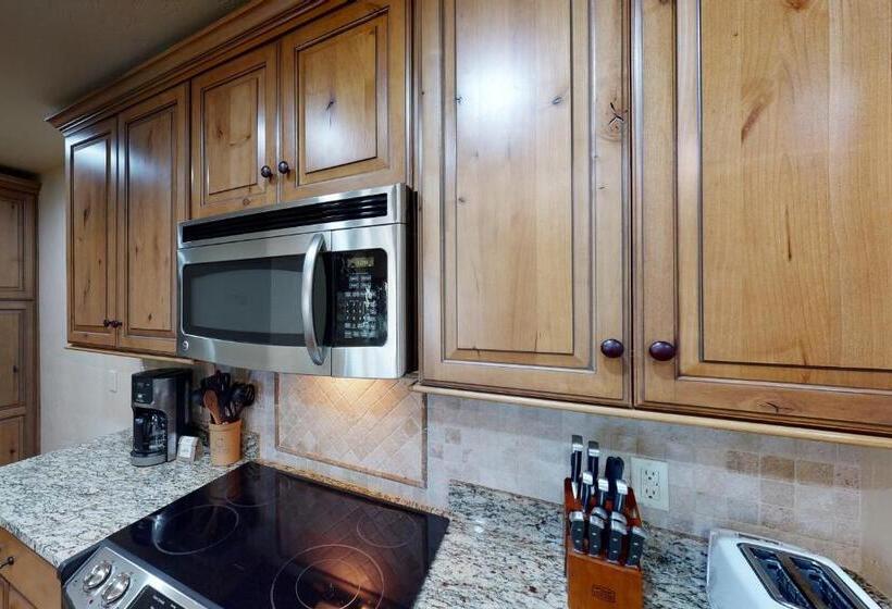Дом 4 Спальни, Longbranch Condo #301