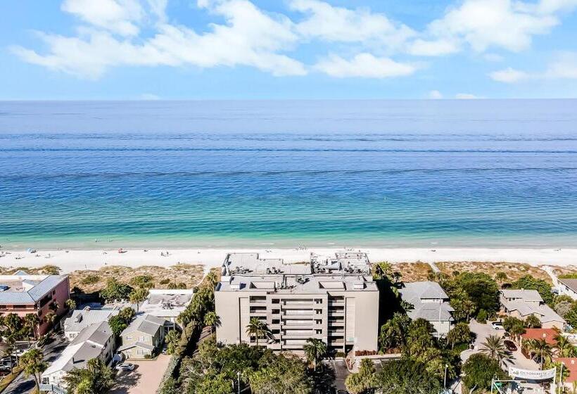 דירת שני חדרים, Shore House 502