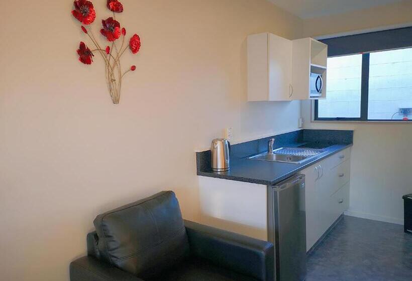 Escritório Estándar, Aston Court Motel