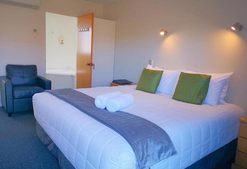 스탠다드 스튜디오, Aston Court Motel