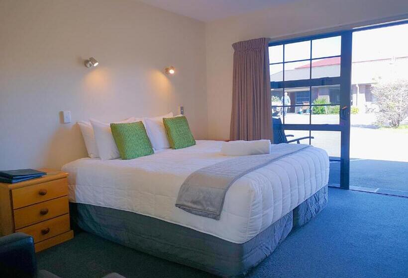 Escritório Estándar, Aston Court Motel