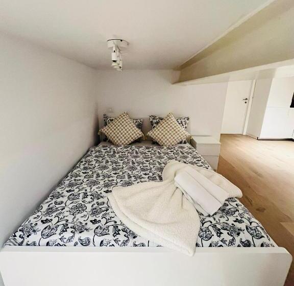 استودیوی استاندارد, Oneluxstay Near Fashion District