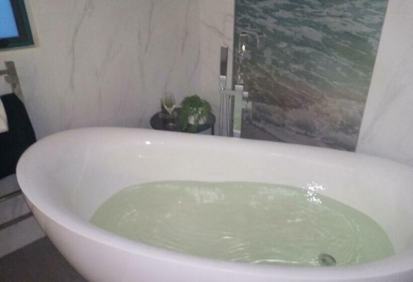 Номер Deluxe, Two Rooms With One Queen Size Bed In Each Room One Bathroom For The Two Rooms