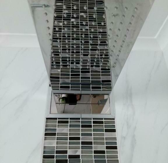 Номер Deluxe, Two Rooms With One Queen Size Bed In Each Room One Bathroom For The Two Rooms