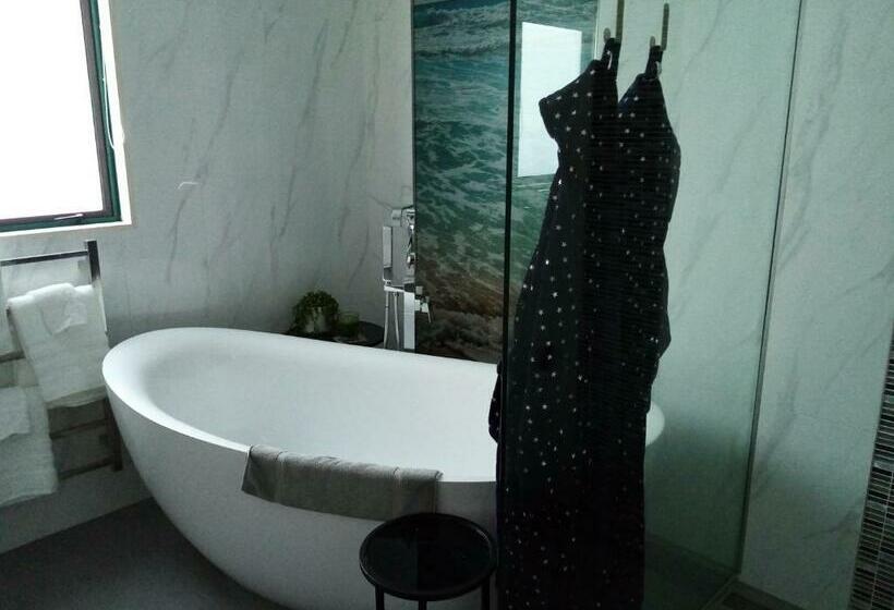 Номер Deluxe, Two Rooms With One Queen Size Bed In Each Room One Bathroom For The Two Rooms