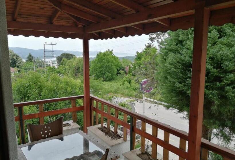 Номер Стандарт с Балконом, Beyazev Buti̇k Otel Maşuki̇ye