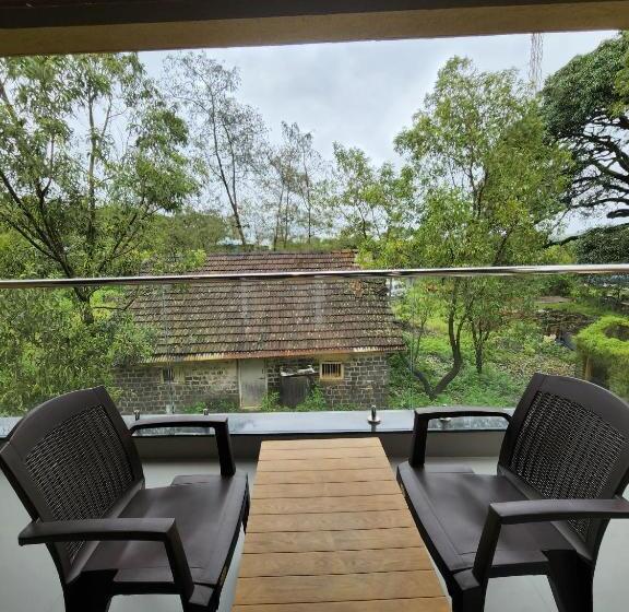 Люкс с Балконом, Regal Panhala Residency
